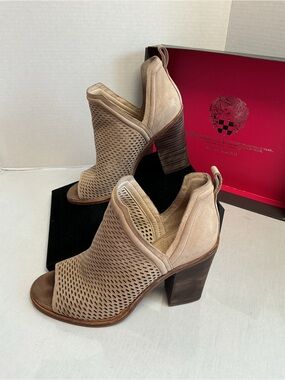 Vince Camuto Kensa Peep Toe Bootie Almond Beige Nubuck 7.5M